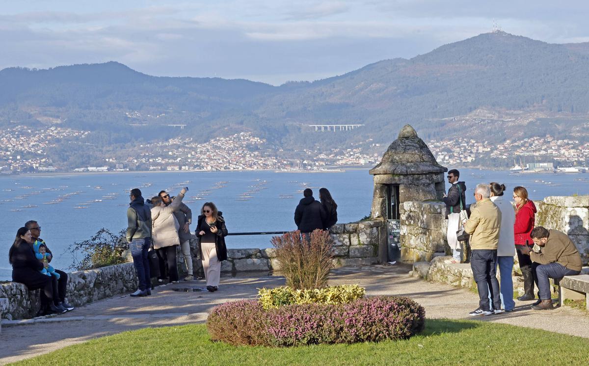 Turistas en el mirador de Monte de O Castro, Vigo.