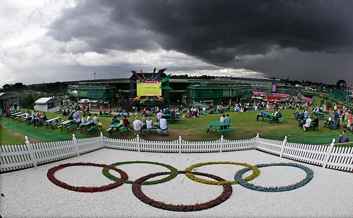 Els núvols negres envaeixen el cel de Wimbledon i obliguen a cancel·lar part dels partits de tennis Els núvols negres envaeixen el cel de Wimbledon i obliguen a cancel·lar part dels partits de tennis