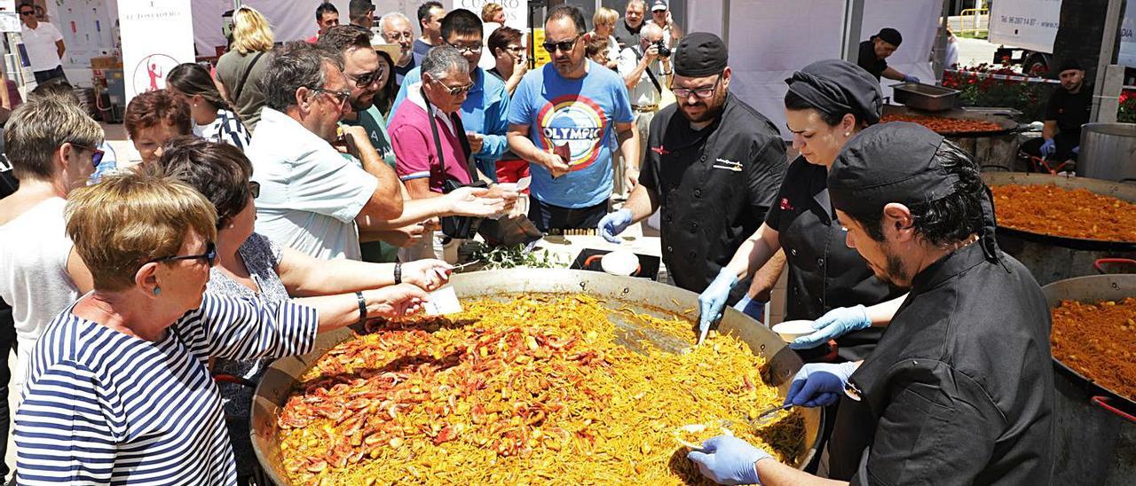 Una imagen del último concurso de fideuà de Gandia, celebrado en el año 2019. | XIMO FERRI