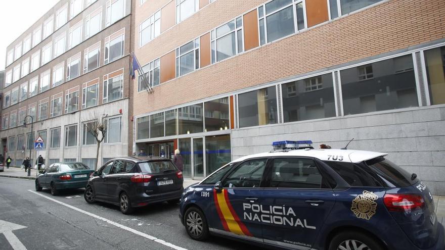 Coches de policía delante del Juzgado de Avilés.