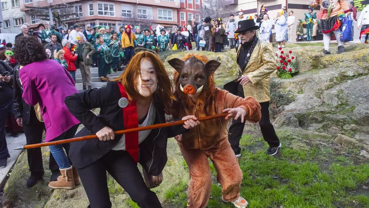 La alcaldesa de A Coruña, Inés Rey, se disfraza de jabalí
