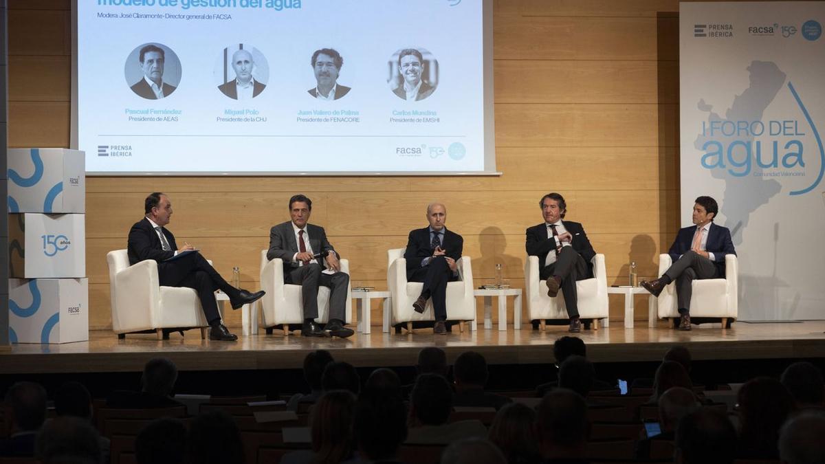 José Claramonte (Facsa), Pascual Fernández (AEAS), Miguel Polo (CHJ), Juan Valero de Palma (Fenacore) y Carlos Mundina (Emshi) protagonizaron una de las mesas redondas más interesantes del I Foro de Agua, con propuestas y análisis de cómo se encuentra el sector.