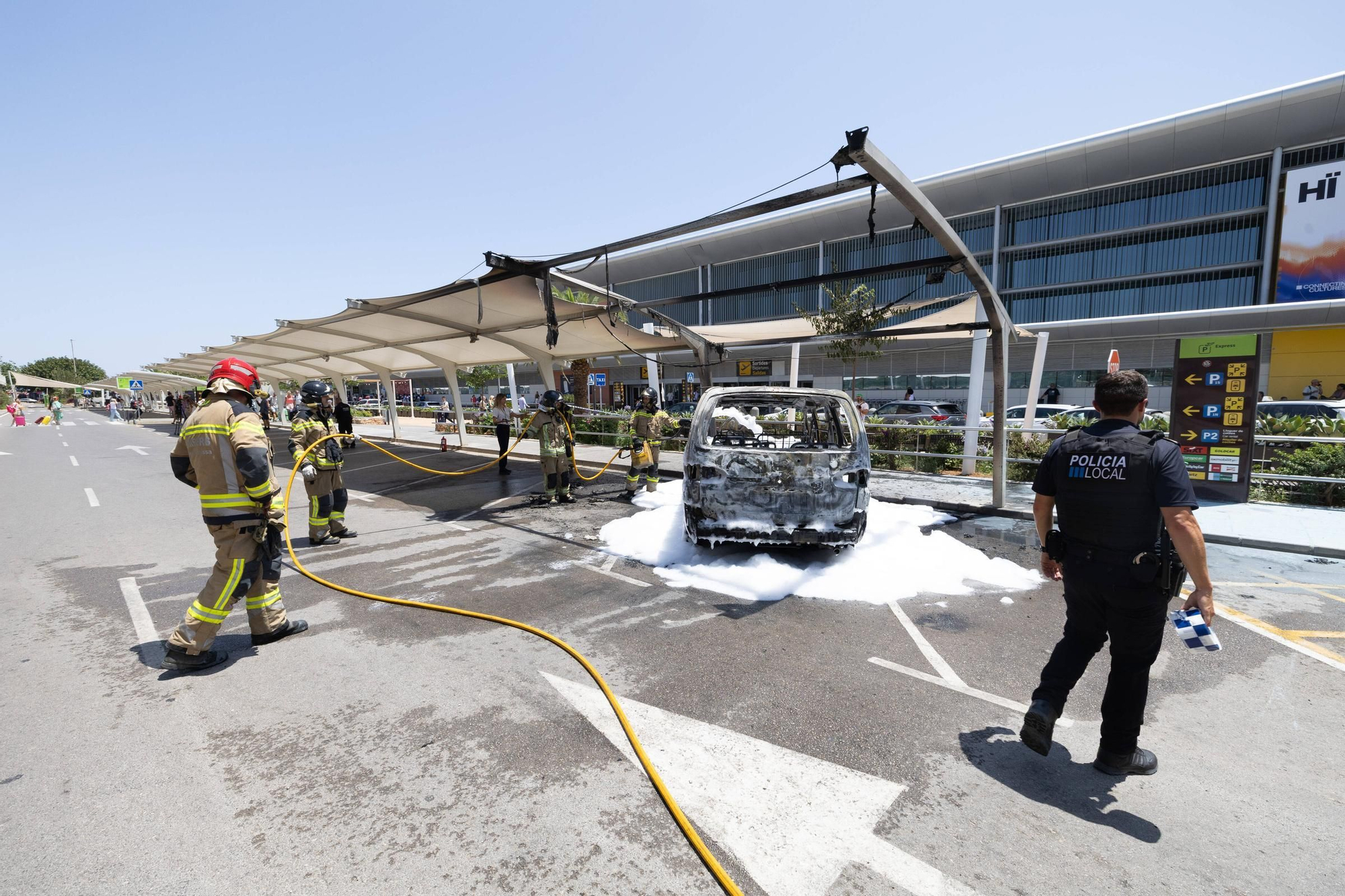 Todas las imágenes del incendio de un vehículo en el aeropuerto de Ibiza