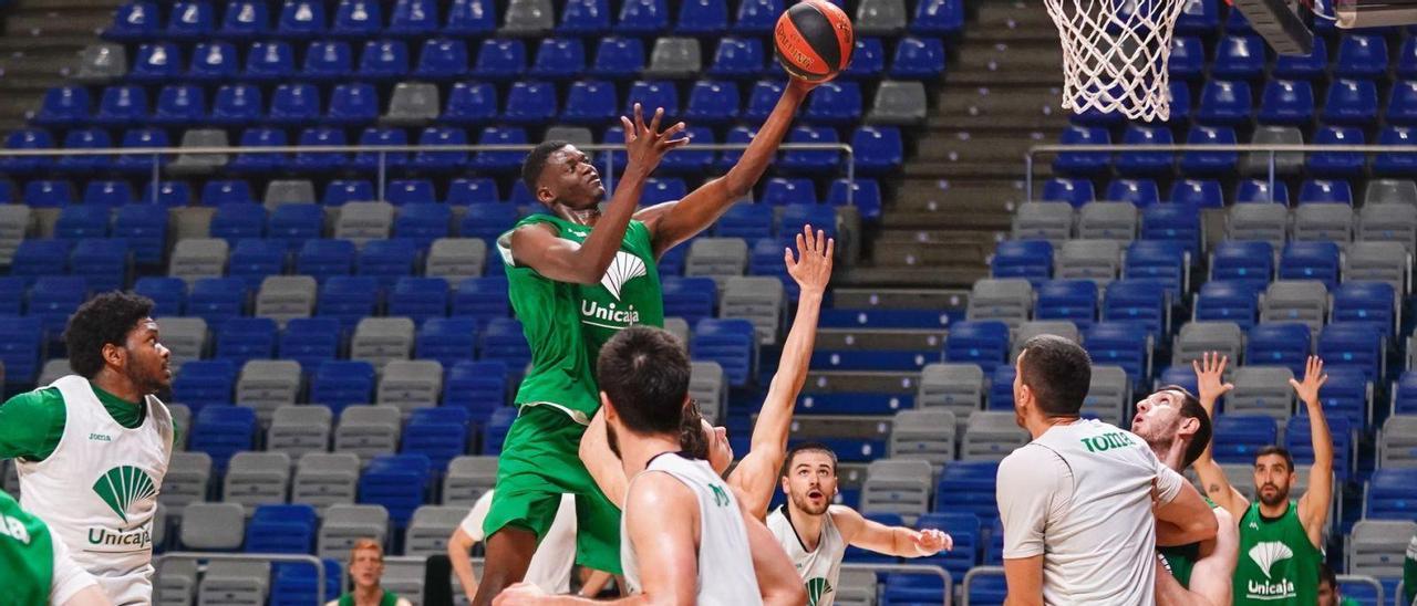 Yannick Nzosa, protagonista esta semana por su presentación al Draft, lanza a canasta durante el entrenamiento. | UNICAJAB/FOTOPRESS