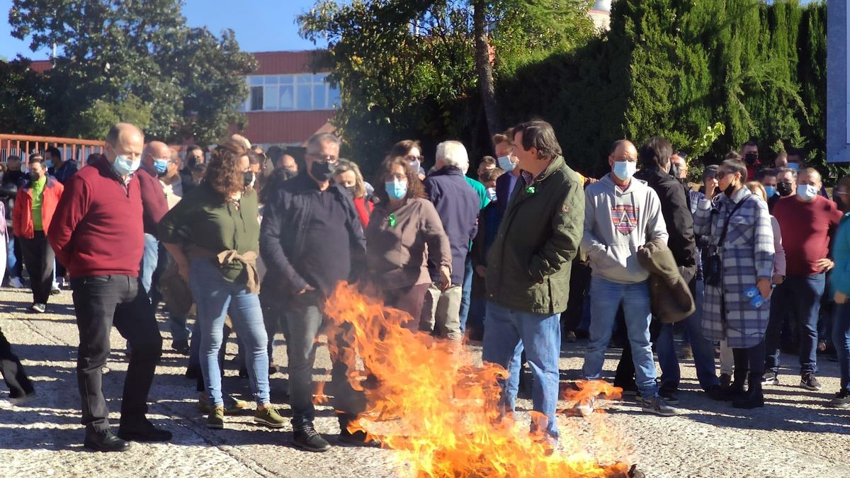 Participantes en la protesta de los tabaqueros, este lunes a las puertas de Cetarsa en Talayuela