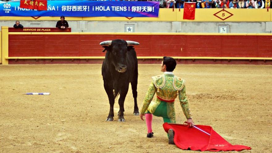 Benítez, toreando ante los turistas chinos