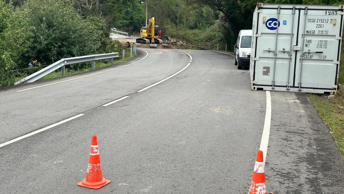 Los operarios, trabajando en el socavón de la carretera SI-8 en Bendición.