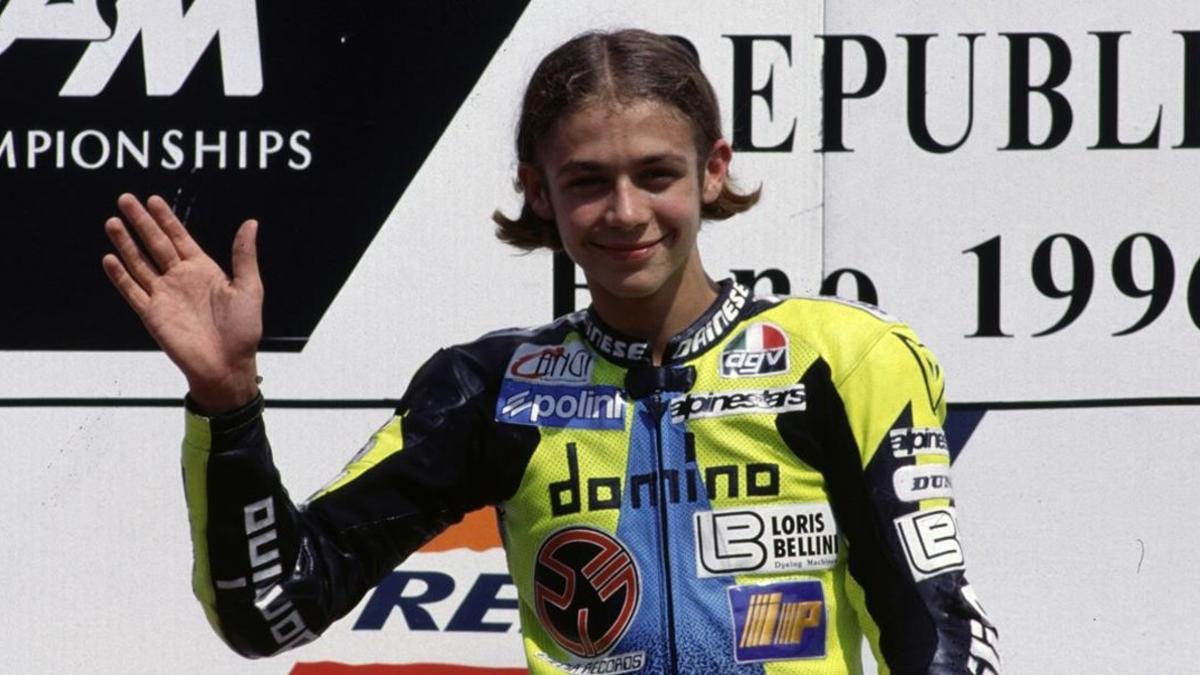 Valentino Rossi saluda desde el podio de Brno-1996, con 17 años.
