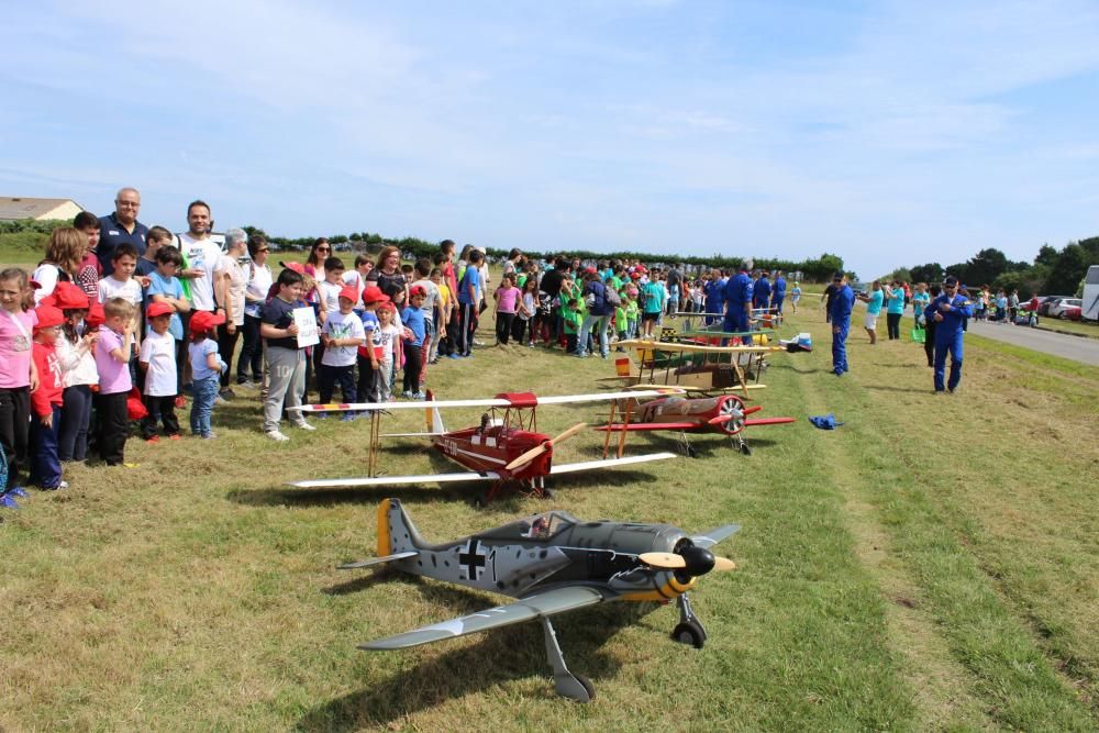 Exhibición de la patrulla de aeromodelismo del Ejército del Aire en Arnao