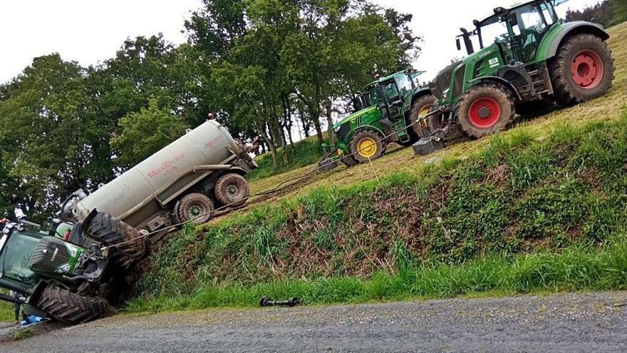 Dos tractores remolcaron al que se habían precipitado por un terraplén.