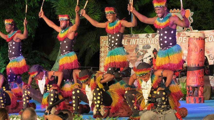 La poderosa fuerza de los bailes de Benín cautiva al público.