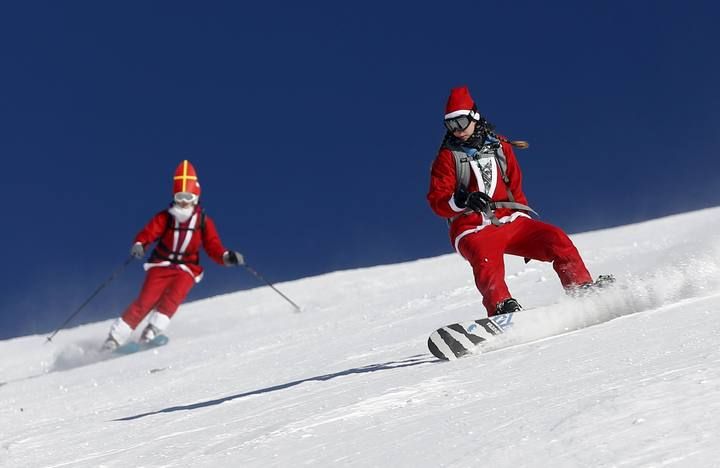 Esquiadores disfrazados de Papá Noel para inaugurar la temporada en Verbier (Suiza)