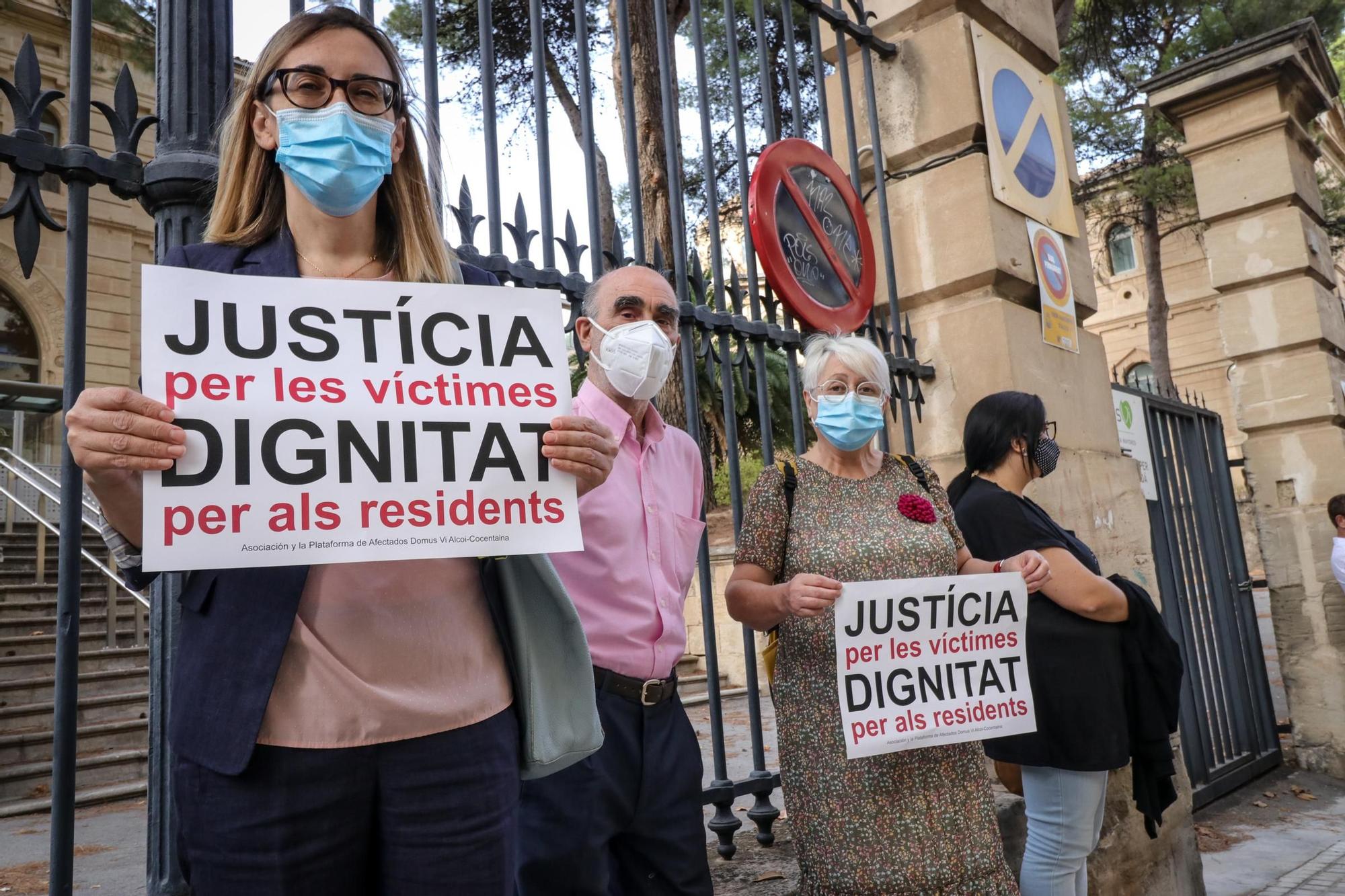 Los familiares de la residencia de Oliver se concentran para pedir responsabilidades al Gobierno autonómico