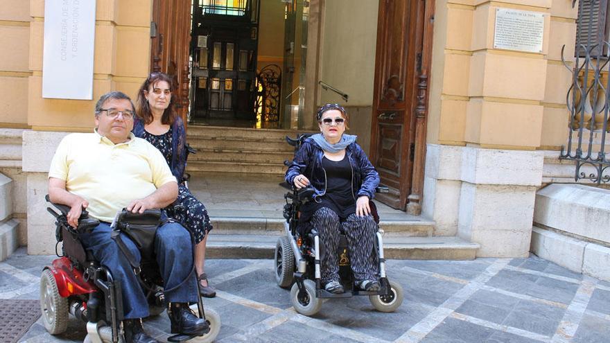 Francisco Torres, Laura Moniche y Soledad Díaz, el miércoles delante de la entrada al Palacio de la Tinta.