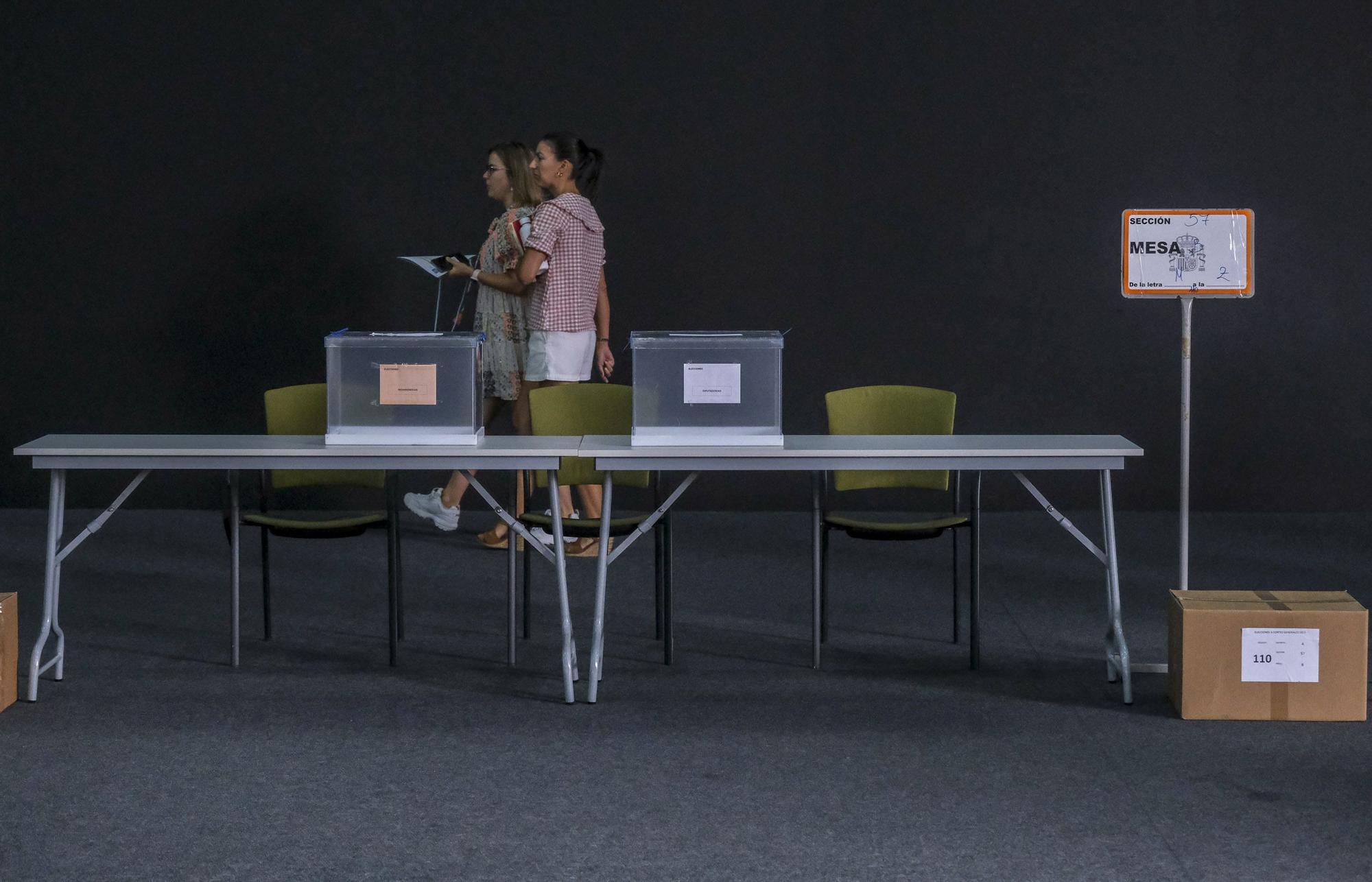 Reparto de las últimas urnas para las elecciones generales en Canarias