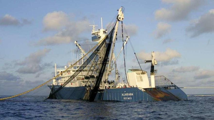 El atunero &#039;Alakrana&#039;, que sufrió un secuestro en octubre de 2009, navega en aguas del Índico.