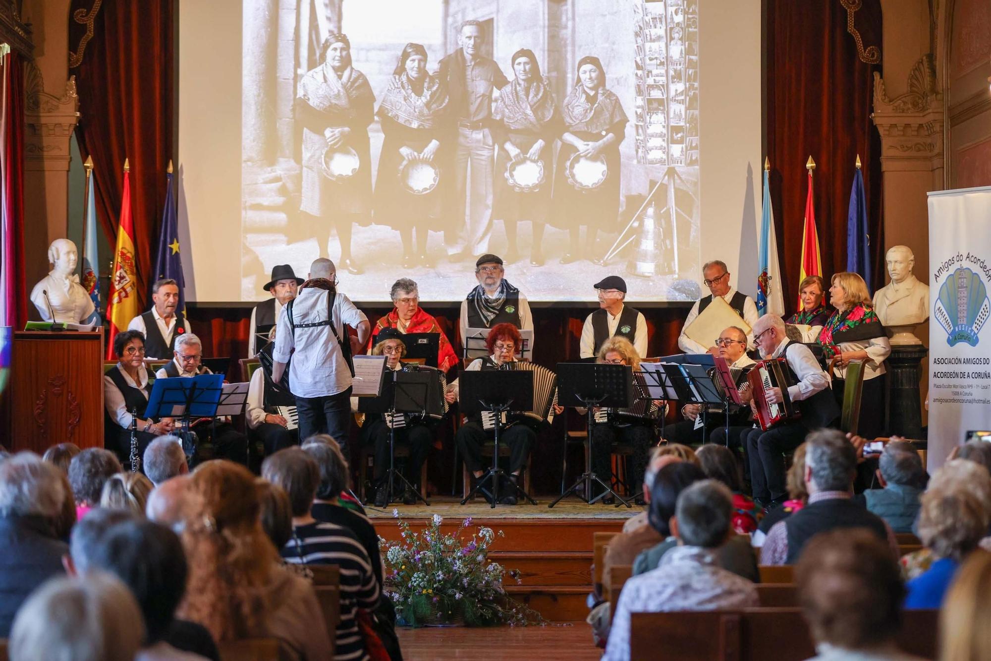 Amigos do Acordeón da Coruña tocan polas Letras Galegas