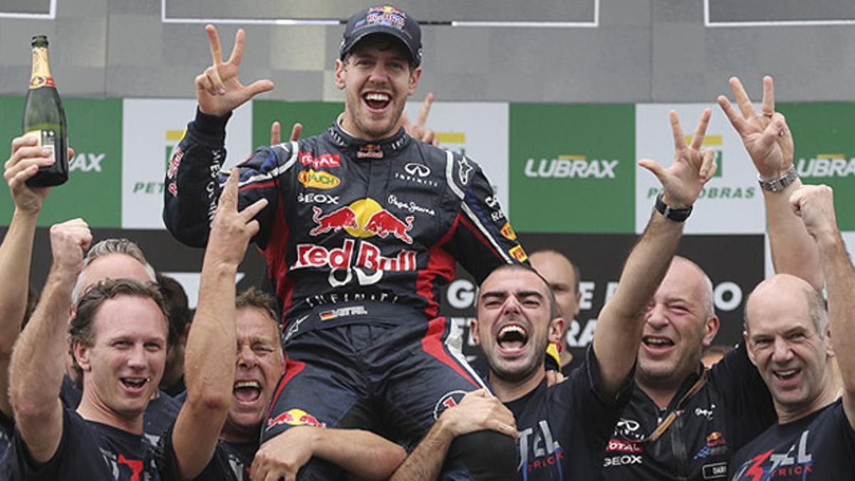 Sebastian Vettel celebra su tercer título mundial con su equipo, el pasado noviembre, en Sao Paulo
