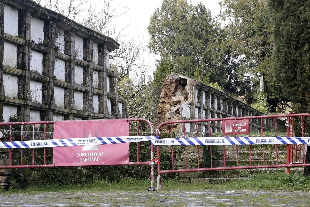 El derrumbamiento de parte de un muro del cementerio de Bonaval ha obligado a cerrar la zona.