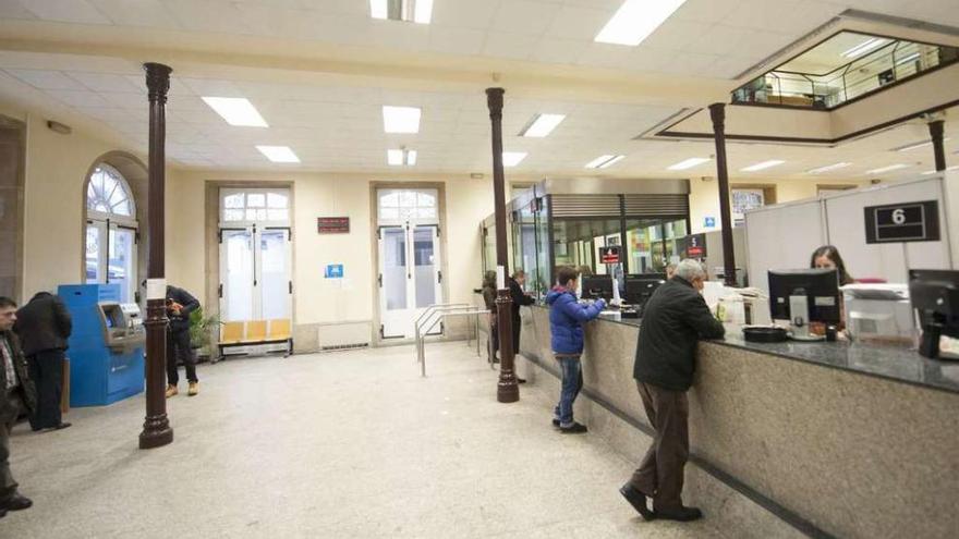 Interior de las oficinas de recaudación municipal de la calle Franxa.