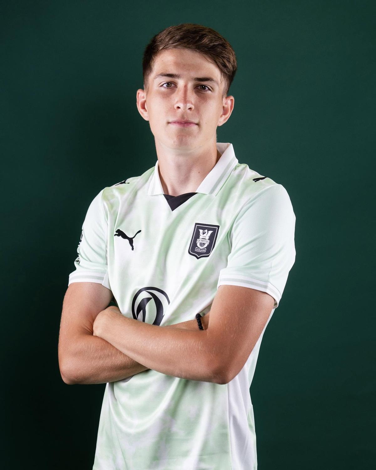 Mateo Acimovic posa durante la sesión de fotos oficial del Olimpija.