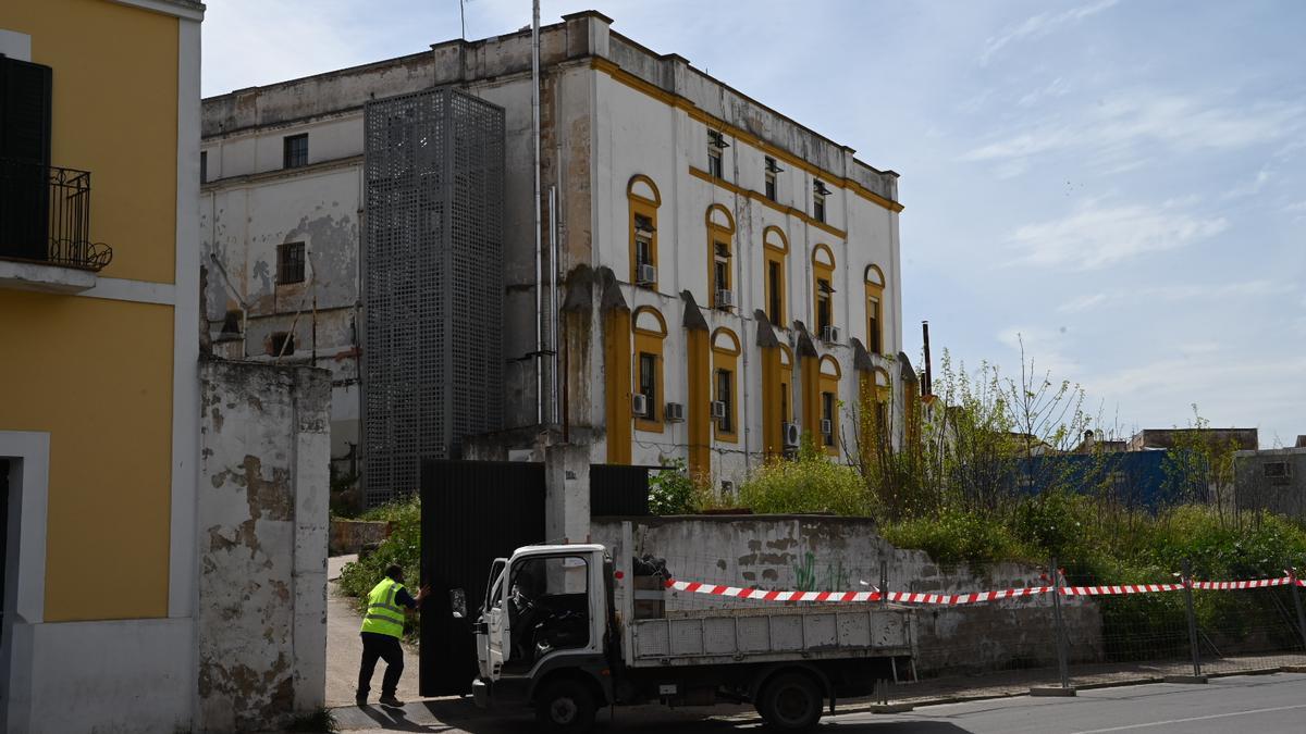 De momento han colocado las vallas y la caseta de obra.