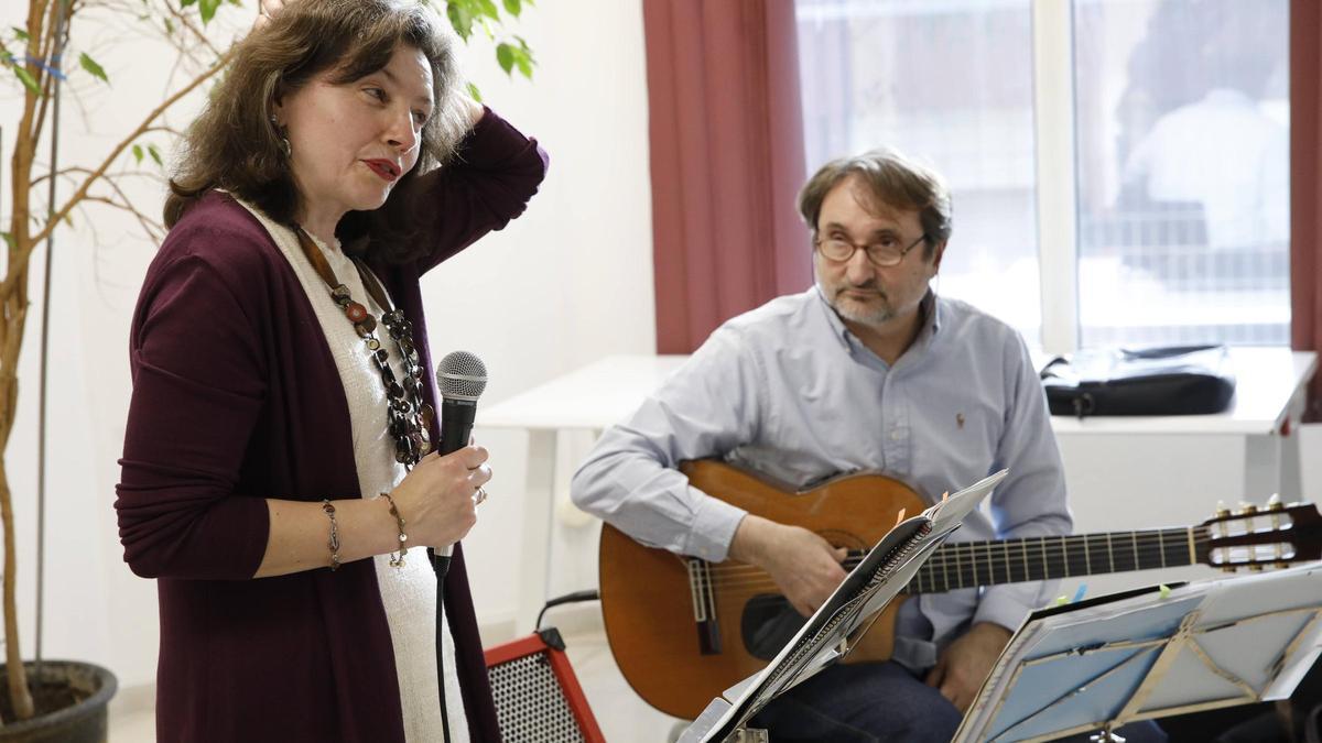 Marisa López Diz y Luis Suárez, en el encuentro.