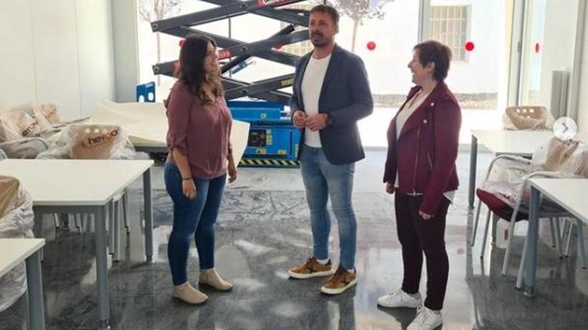 Muñoz con la directora del centro de día, en una visita a las instalaciones.