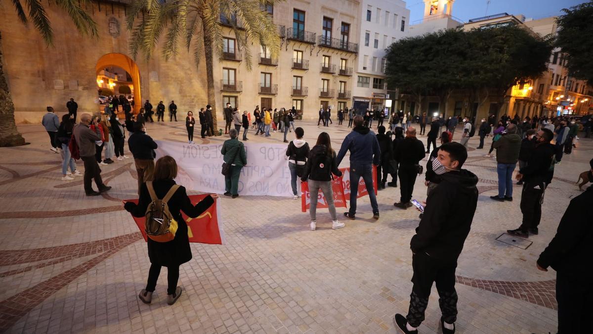 Un centenar de personas se concentra en Elche en apoyo a Hasél