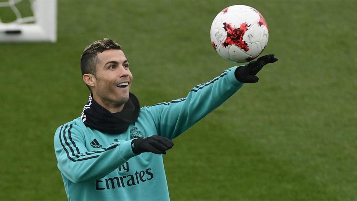 Cristiano Ronaldo juega con un balón durante un entrenamiento del Real Madrid