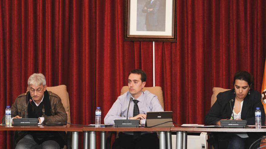 Manuel Burón, Luciano Huerga y Sandra Veleda durante el Pleno.