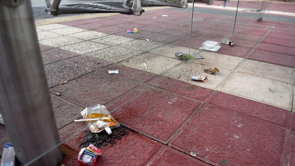 En la parada de bus donde se refugió la joven, en Miguel de Cervantes, aún había este viernes restos de sangre y material sanitario.