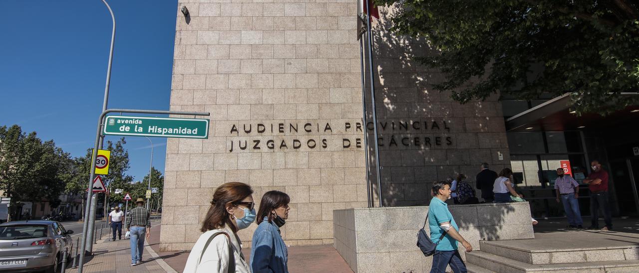 Entrada al palacio de justicia cacereño.