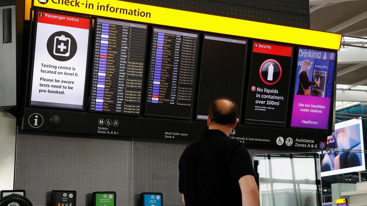 Un pasajero observa el panel de información del Aeropuerto de Heathrow, en Londres.