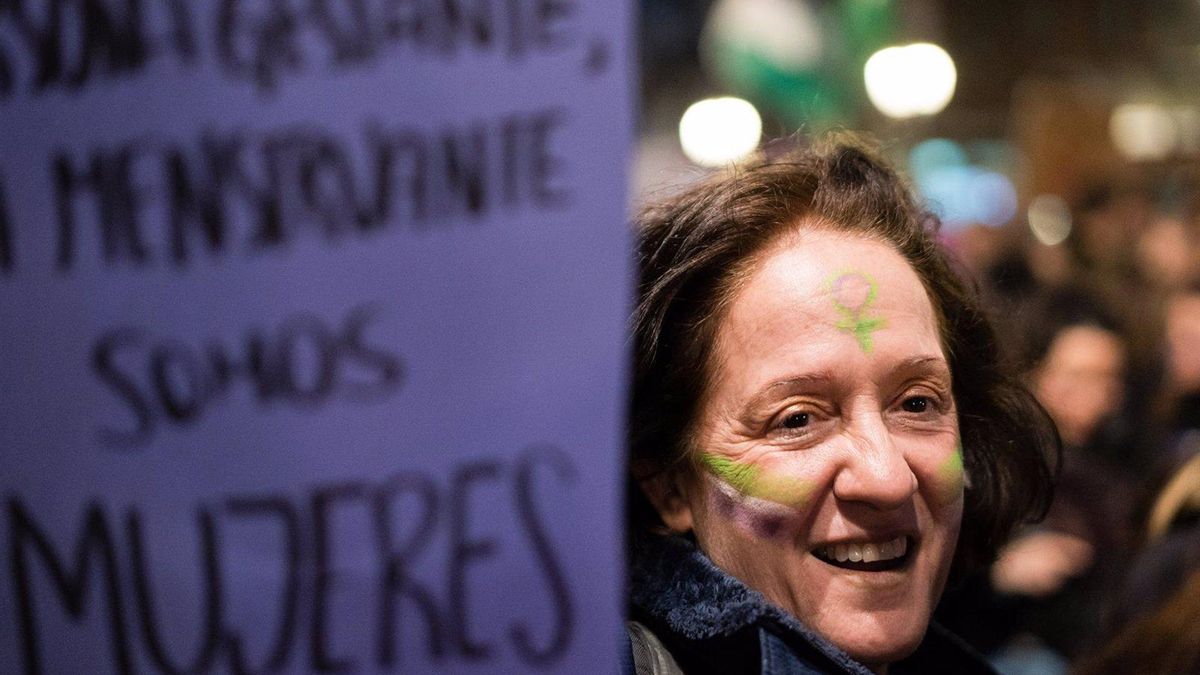 Una mujer con un cartel durante una manifestación convocada por el Movimiento Feminista de Madrid por el 8M, Día Internacional de la Mujer.