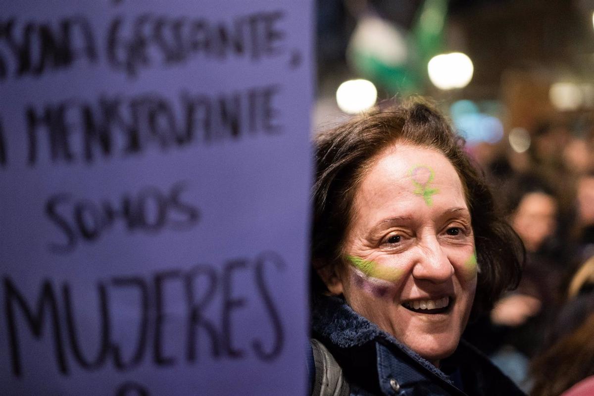 Una mujer con un cartel durante una manifestación convocada por el Movimiento Feminista de Madrid por el 8M, Día Internacional de la Mujer.