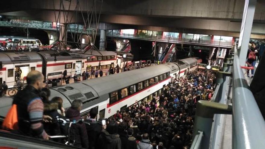 La ocupación de los trenes de Cercanías de Madrid llega a la sobresaturación