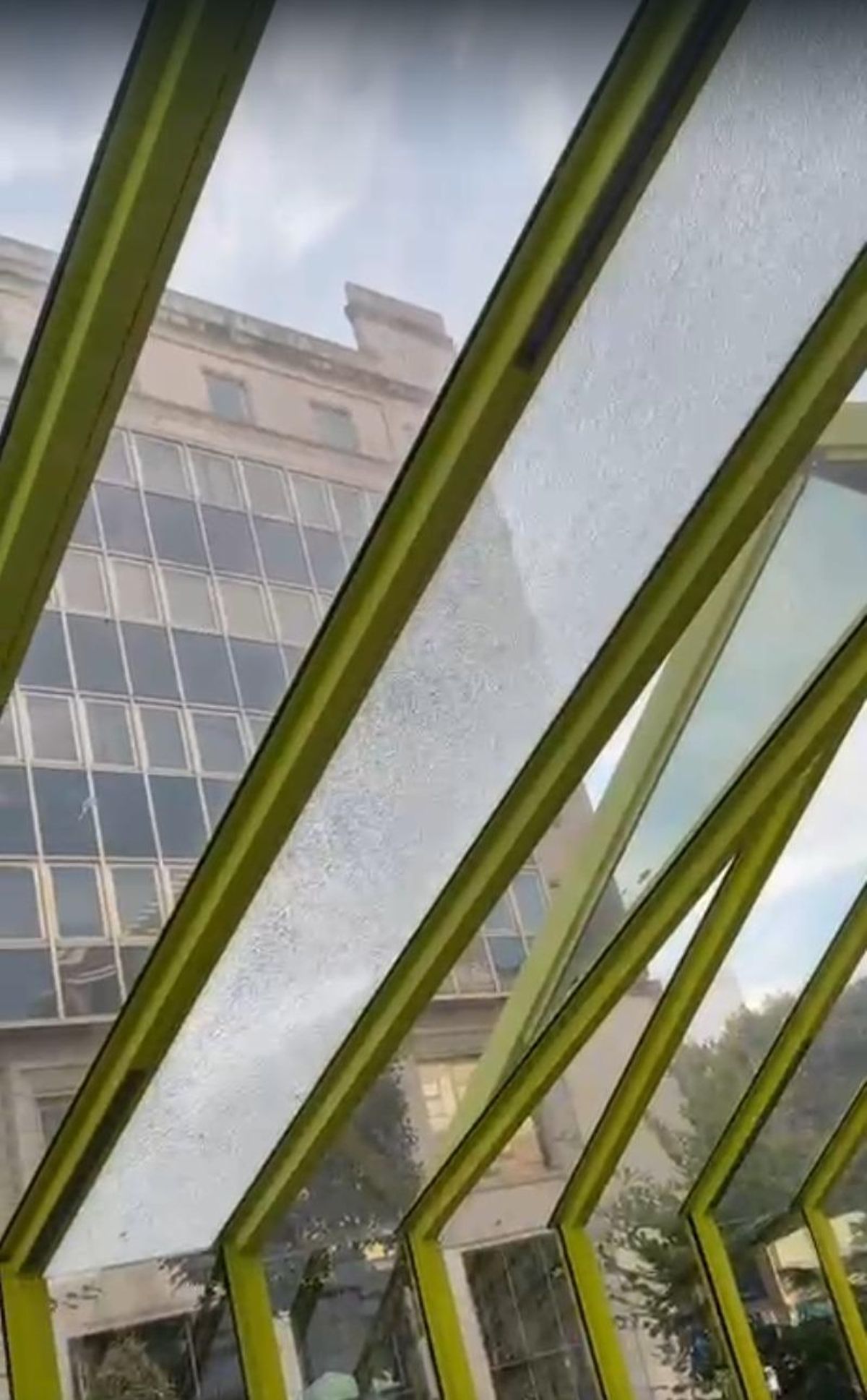 Estado del cristal fracturado que ha obligado a precintar un tramo de las rampas de Gran Vía.