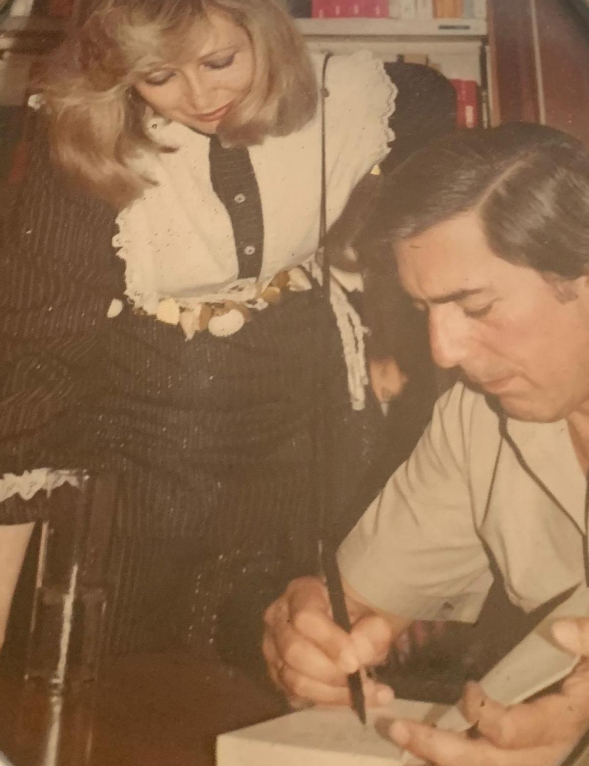 Vargas Llosa con Araceli Arenas en la antigua Librería Arenas en 1982