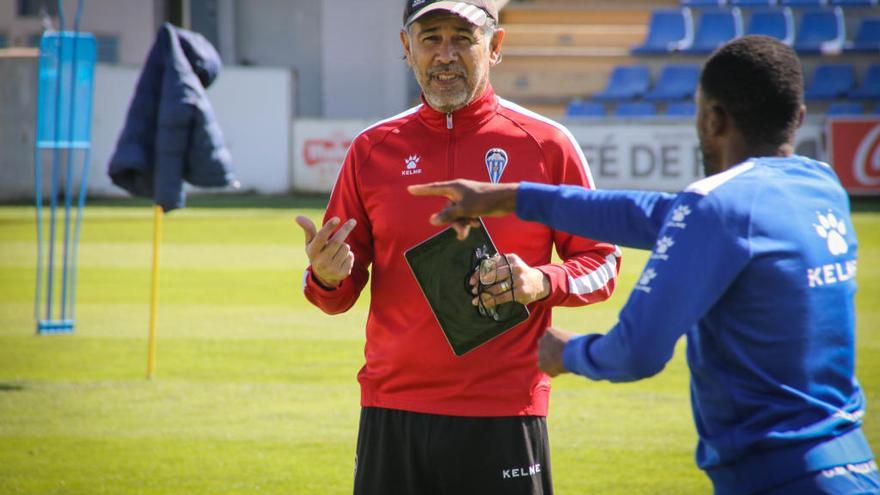 El técnico del Alcoyano, Mario Barrera.