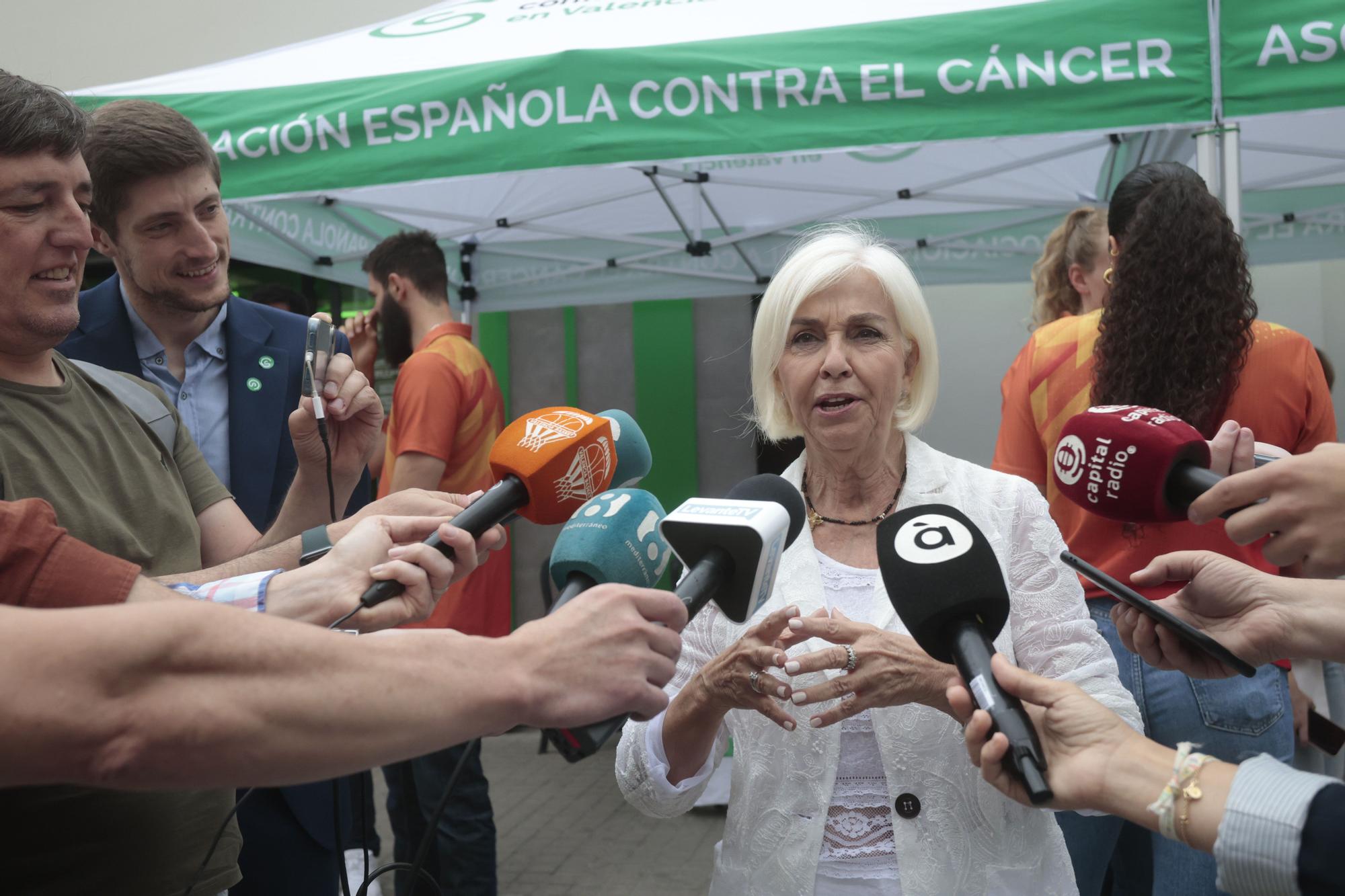 Mesa de cuestación contra el cáncer con Valencia Basket, Juan Roig y Hortensia Herrero