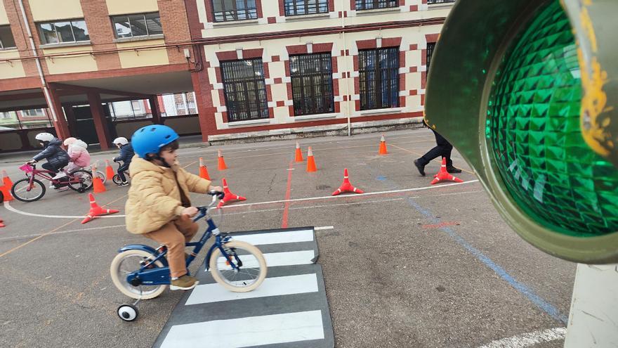 El semáforo es cosa de niños: así aprenden seguridad vial los &quot;peques&quot; de Mieres