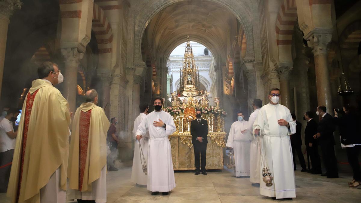 El Patio de los Naranjos acoge la procesión del Corpus Christi