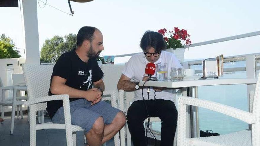 Javier Tolentino entrevista ayer en El Balcón al director del FIC, Manuel Pena, para su programa de radio, &quot;El séptimo vicio&quot;. // G.N.