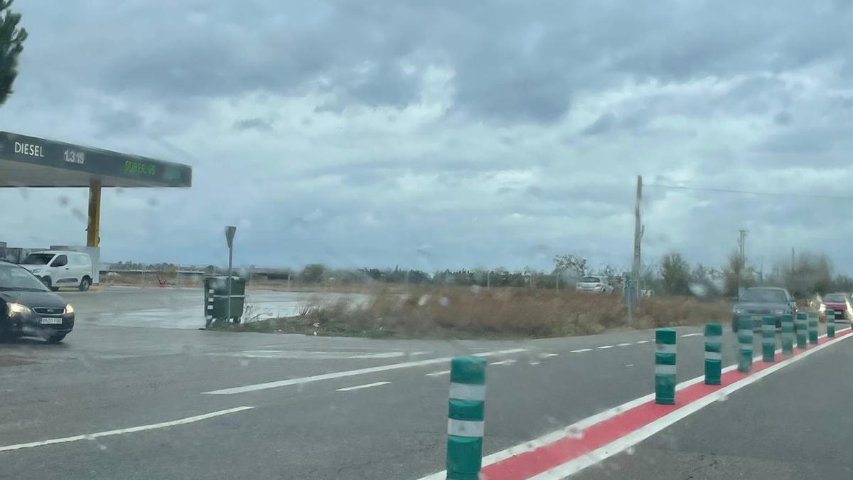 Bolardos colocados para separar los dos carriles