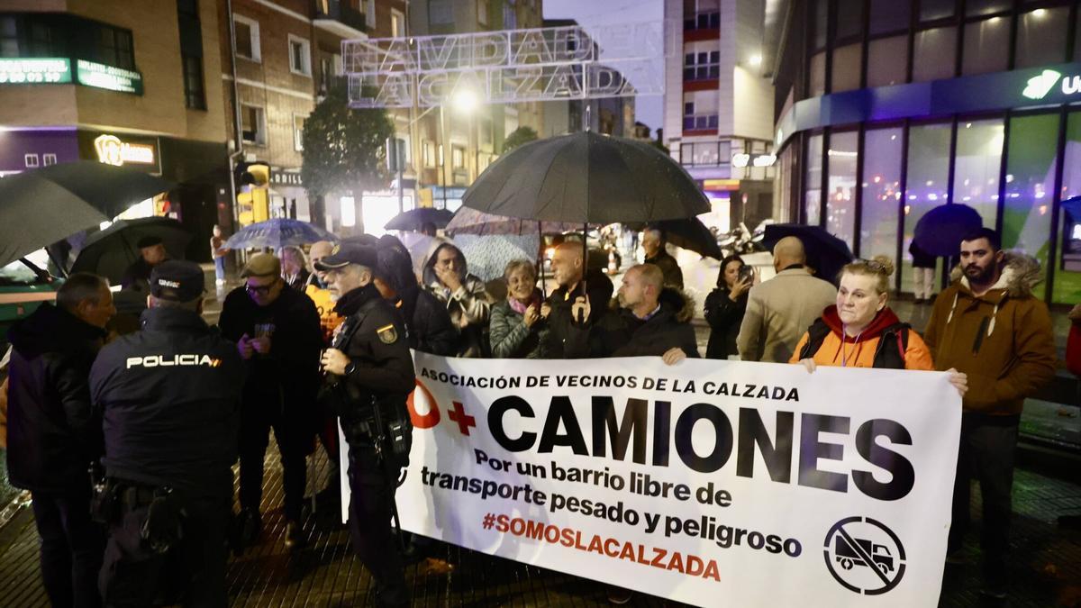 VÍDEO: La zona oeste de Gijón se "moja" para reivindicar que se saque el tráfico pesado de La Calzada: "Son demasiados incumplimientos"