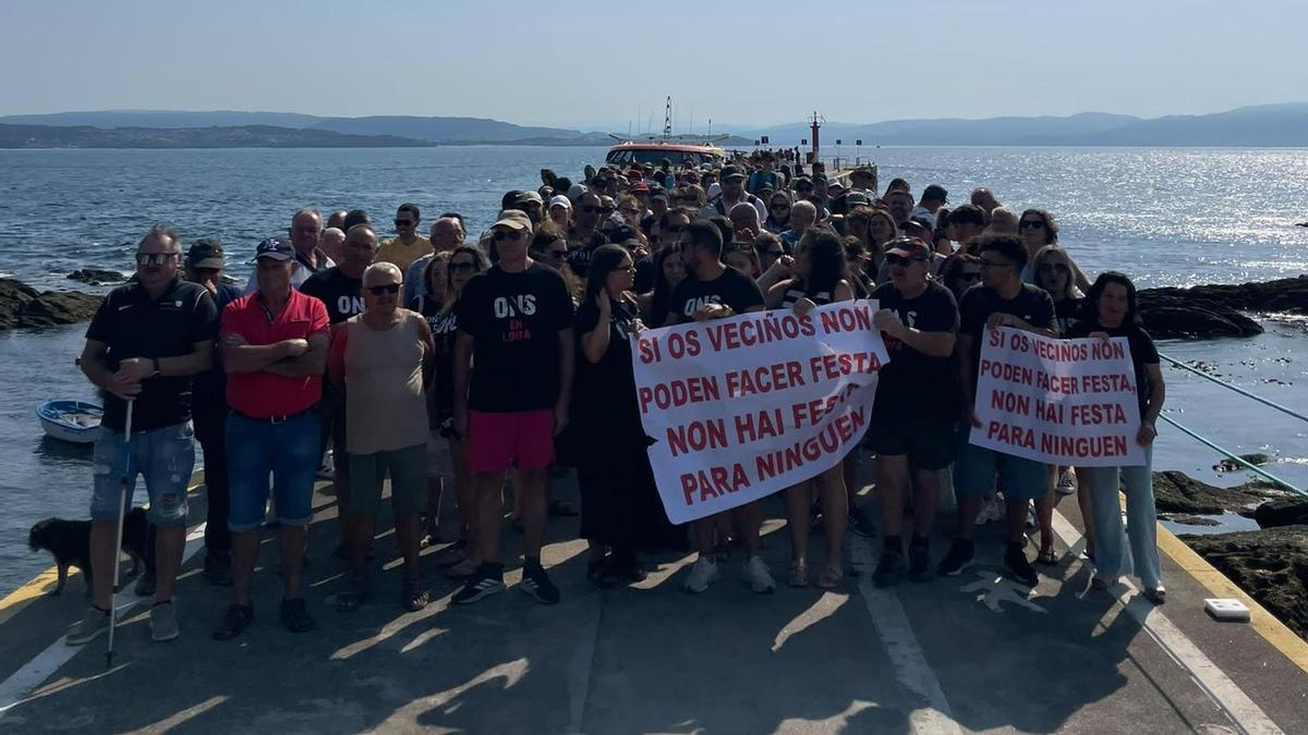Vecinos de Ons paralizan los primeros desembarcos del día en protesta por no poder celebrar su fiesta