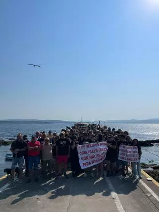 Vecinos de Ons paralizan los primeros desembarcos del día en protesta por no poder celebrar su fiesta