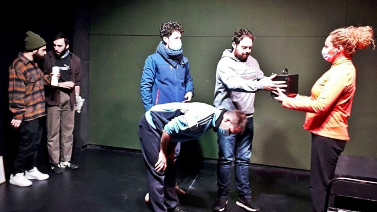 El grupo de teatro zamorano Mejor con Arte, durante un ensayo de su última obra, “Ayer o la gran sequía”, que se estrena en el Principal.