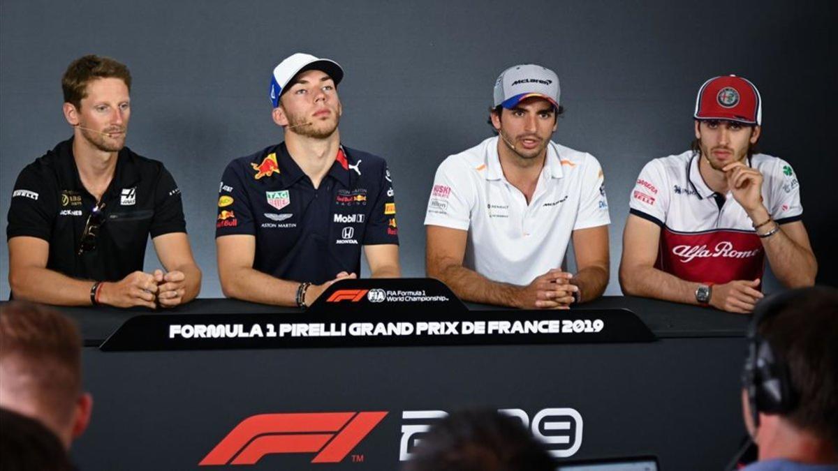 Sainz en la rueda de prensa junto a otros pilotos